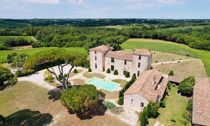 Haux Otro | Château Haute-sage : Demeure Familiale D'exception Avec Piscine
