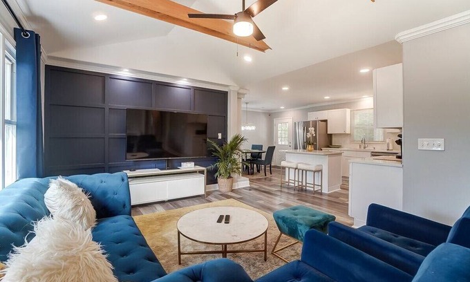 Starmount Casa | Sleek FunHouse w/ Hot Tub + Mini-Golf | King Suite