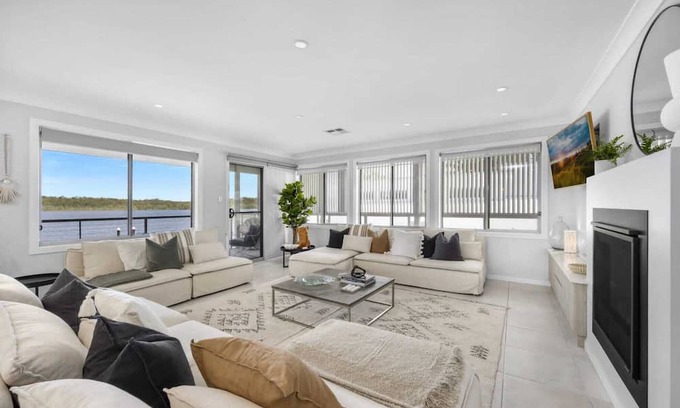 Erowal Bay Casa | Sunset Waterfront with 3pm Checkout