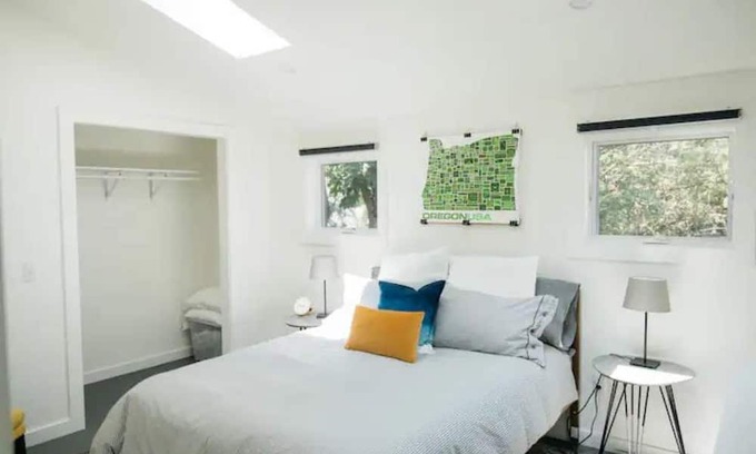 Vernon Casa | Lovely NE bright hideaway, walk to food/beer/shops