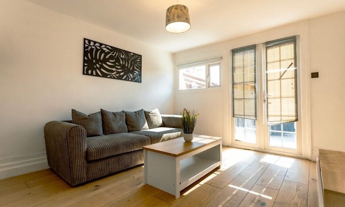 Basildon Casa | Southwark Path by MT Property