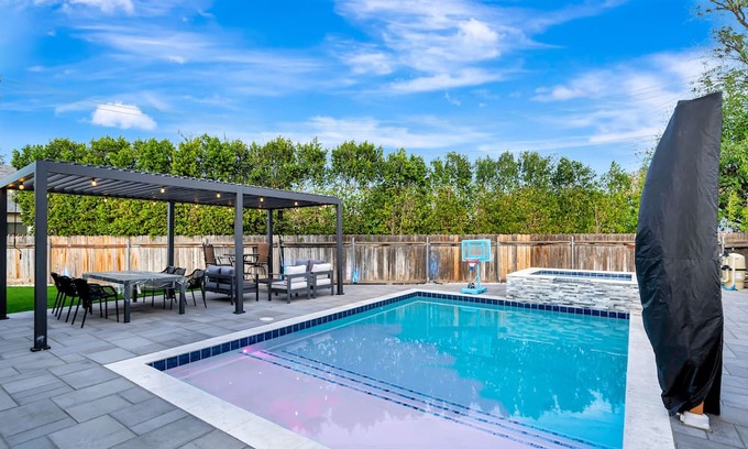 Warner Center Casa | NEW! Luxury Villa With Pool, Spa, Trampoline & Swings!