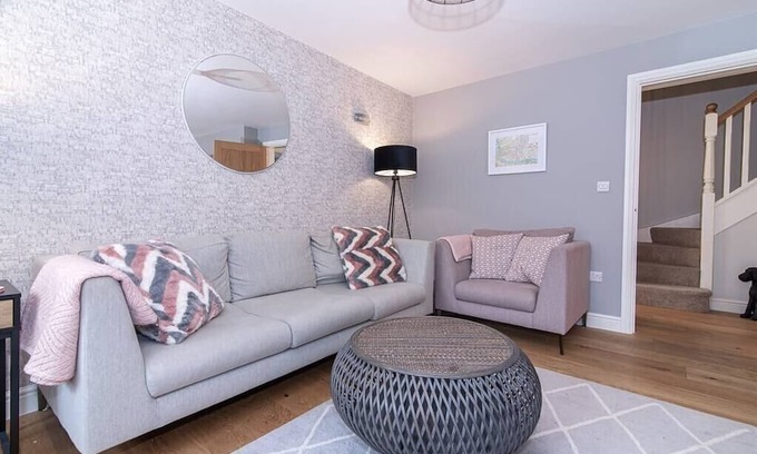 Ludwel Casa | Elegant Ludlow Haven: 4Bed Ultimate Tranquility