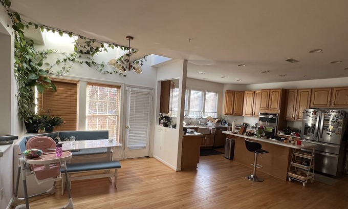 Seabrook Casa | Upscale Single Family House 7 miles outside of DC.