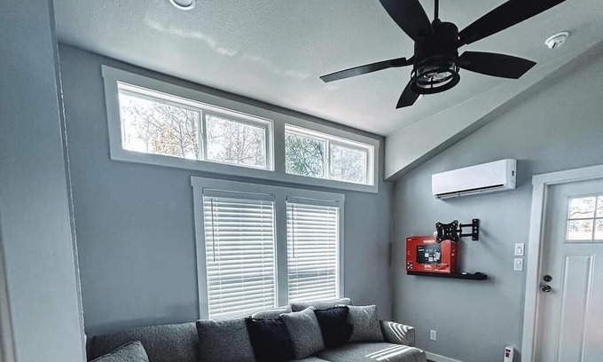 Athens Cabaña | Tiny home in the woods w/ fire pit 10 min from Canton Trade days.