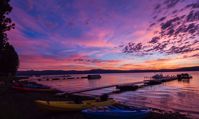 Chester Casa | Luxury Lake Front Home... West Lake Almanor: Dock, Kayaks, Big Lawn, FUN FOR ALL