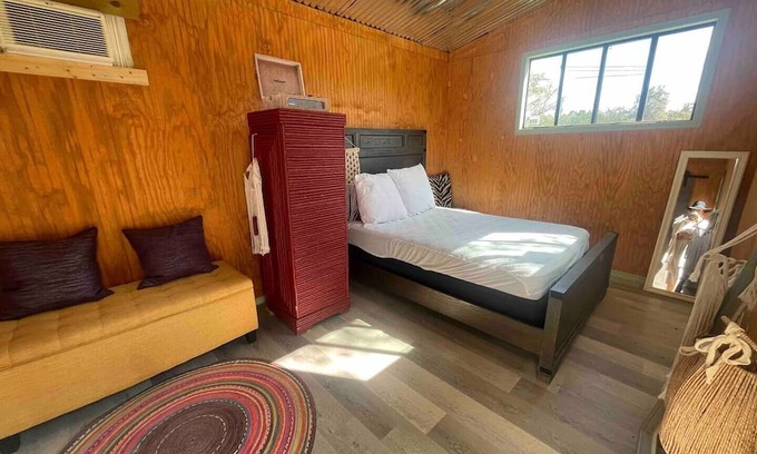 Dripping Springs Cama Y Desayuno | Stargazing EnSuite walking distance to downtown,Texas wineries, food, and shops.