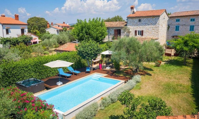 Rosini Casa | Villa Rossa is a charming renovated Istrian stone house located in the village Rosini near Porec.