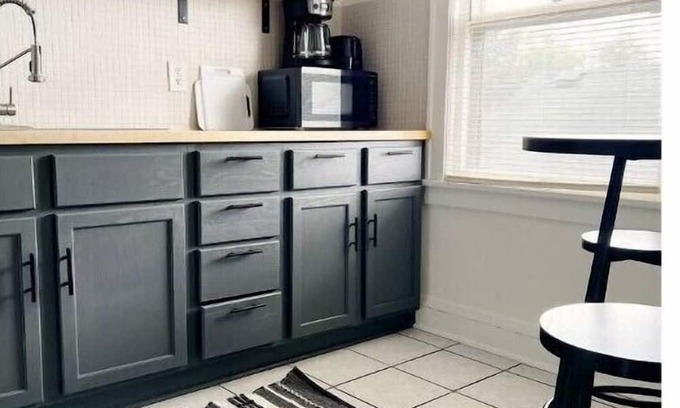 Victory Apartamento | Calm Relaxed Renovated 2bd Apt in Convenient Location. Monthly Stays.
