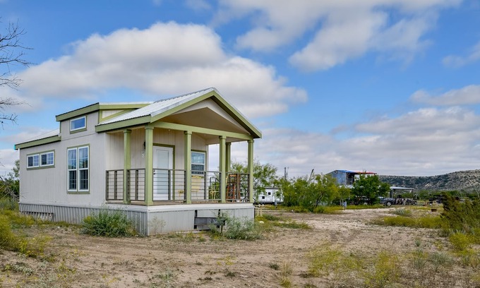 Robert Lee Cabina | Escape to Tranquility: Unwind and Embrace Nature at our Hillside Cabin