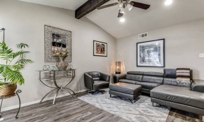 Terrell Condominio | Cozy vibe condo. 2-bedroom, 2 full-bathroom with patio off the master & dining.