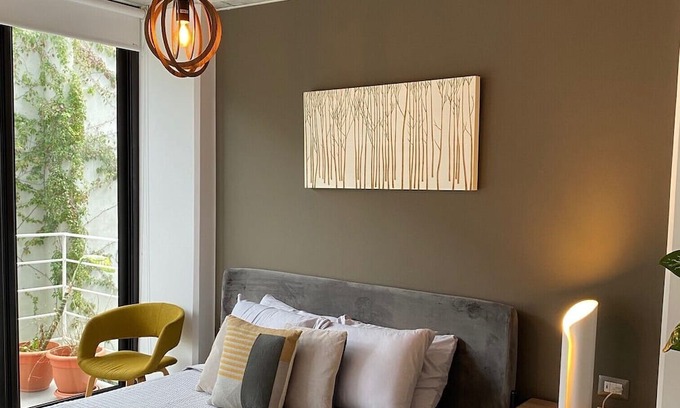 Zona 8 Apartamento | Luxury Cayala 2BR/2BA suite w/sunlit balcony near US Embassy, modern amenities.