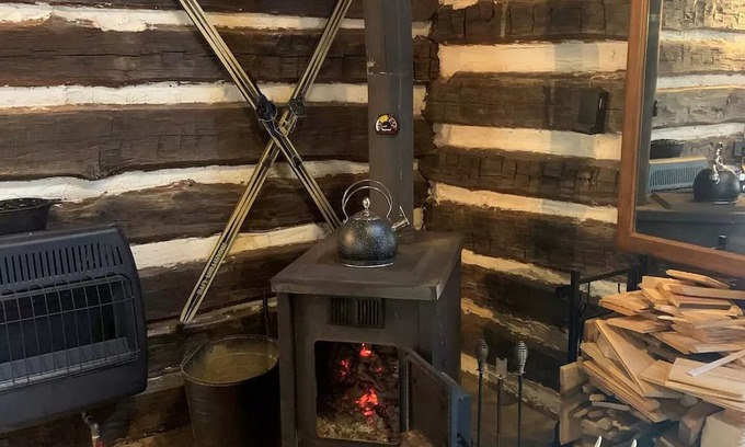 Clyde Cabina | Off-Grid Log Cabin in NC Mountains