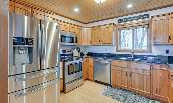 Holcombe Cabina | Waterfront Holcombe Getaway w/ Game Room!