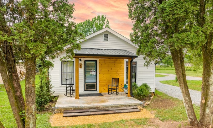 Robbinsville Cabaña | Cozy 2B-1B Cottage - Flat Parking; Close to Tail of the Dragon