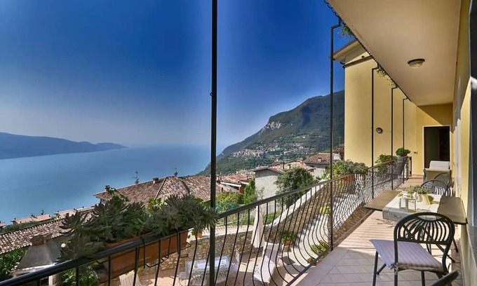 Oldesio Apartamento | Apartment 'Kristi' with Lake View, Private Terrace and Wi-Fi