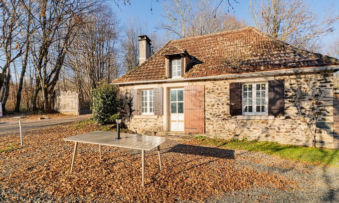 Savignac-Ledrier Casa | Holiday Home 'La Maisonnette D'antan' with Mountain View, Shared Garden and Wi-Fi