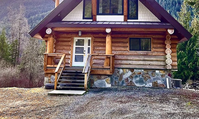 Sunshine Valley Cabina | Log cabin retreat, in beautiful Sunshine Valley, minutes from Manning Park.
