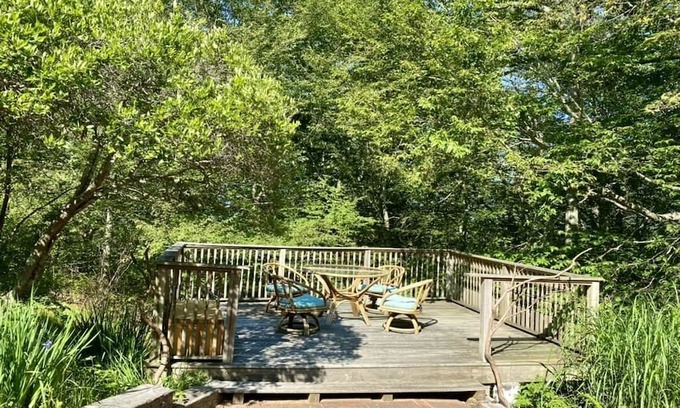 Vineyard Haven Casa | Unique garden home, private beach sticker included