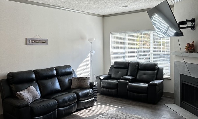 Cary Apartamento | Cozy Fireplace Queen Bed RDU Pad