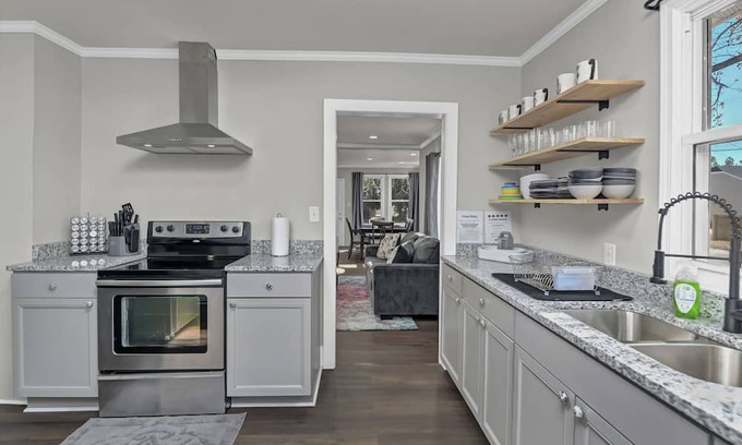 West Columbia Cabaña | Cute as a button 3 bedroom 1 bath close USC, Fort Jackson and downtown Columbia