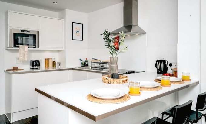 Sutton West Apartamento | Sutton Cityscape, WIFI, Netflix, For Business & Re-Locators