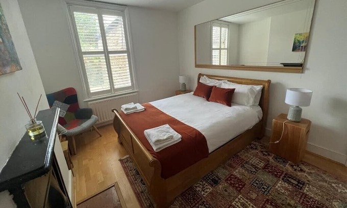 Thurlow Park Casa | The Lily Room in Grand Tulse Hill Villa