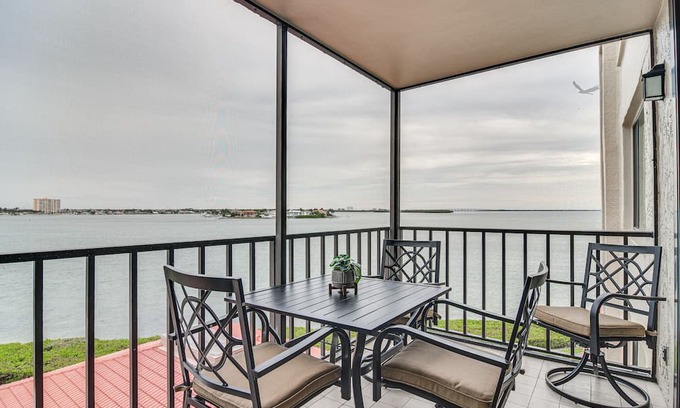 Palma del Mar Condominio | Stylish St Petersburg Condo w/ Balcony + Bay Views