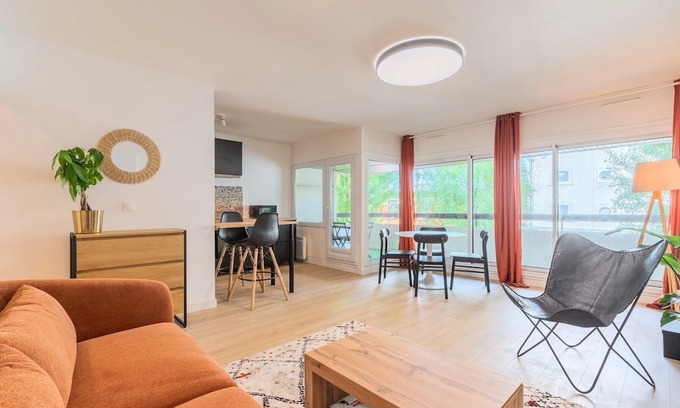 La Madeleine Apartamento | 2 bedroom balcony near tram station + parking