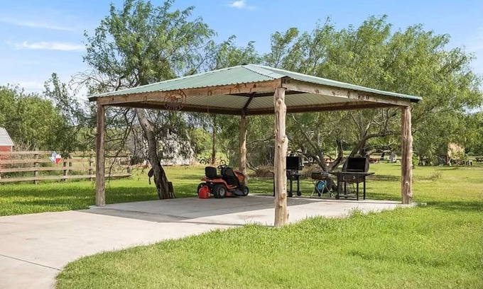 Los Fresnos Casa | Beautiful 2 acre ranch house 20 min from the beach.