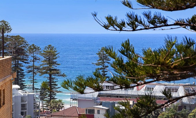 Manly Casa | Manly Beach surf and ocean view modern home-close walk surf beach, ferry, shops.