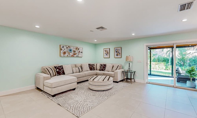 Central Naples Casa | Sunlit enchanting retreat with gorgeous yard & large patio - near beaches & golf