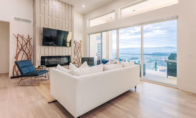 Black Mountain Casa | Vineyard viewpoint: 4 bedroom 2 bathroom modern home with panoramic views!