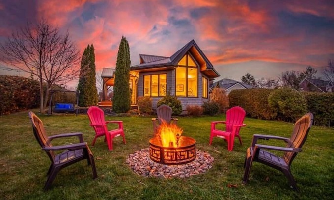 Georgina Casa | Waterfront Paradise Isle Retreat w/ Hot Tub!