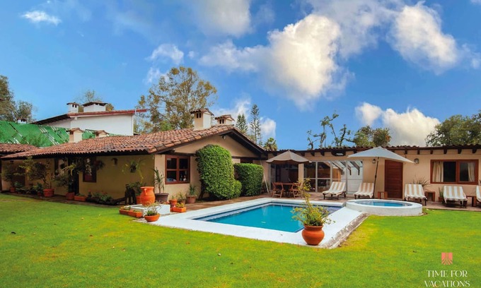 Avándaro Casa | NEW! Impressive Home, Heated Pool, 2 Hot Tubs, BBQ