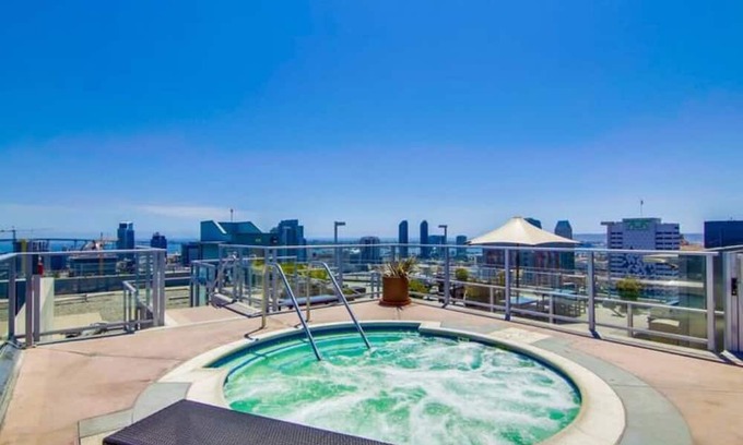 Civic Core Apartamento | Stunning High-Rise Condo w Free Gym, Pool, Laundry