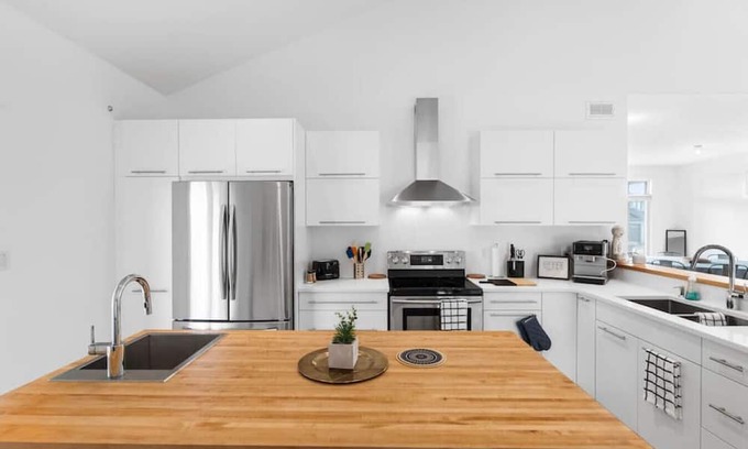Cannifton Casa | *Elegant 4BR Family Home* by *Prince Edward Area*