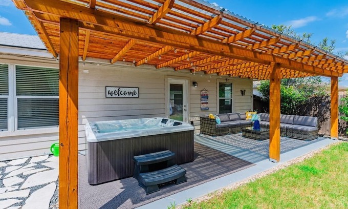 Wetmore Casa | Luxury Home with Hot-Tub & Patio by 6Flags & Seaworld