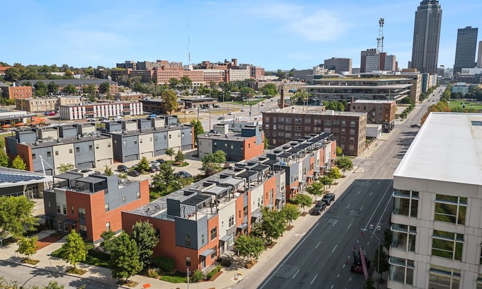 Downtown Des Moines Casa | Downtown Skyline Views in Modern Townhome with Rooftop Patios