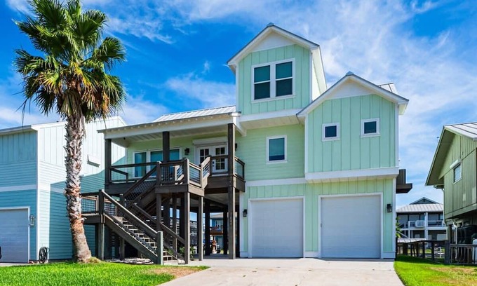 City-by-the Sea Casa | Driftwood Dream Summa