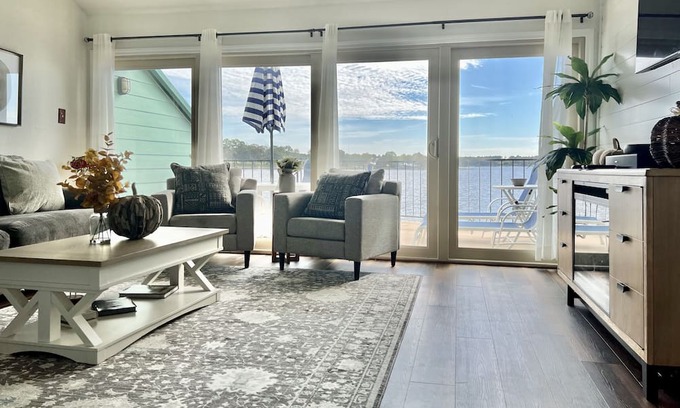 Seven Coves Condominio | Cozy 2 story lake retreat w/ lake views 2/2. Relax, unwind or cast your line.