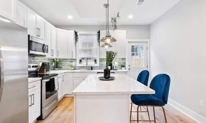 North Philadelphia Casa | Luxury Philly Home | Pool Table | Private Roofdeck