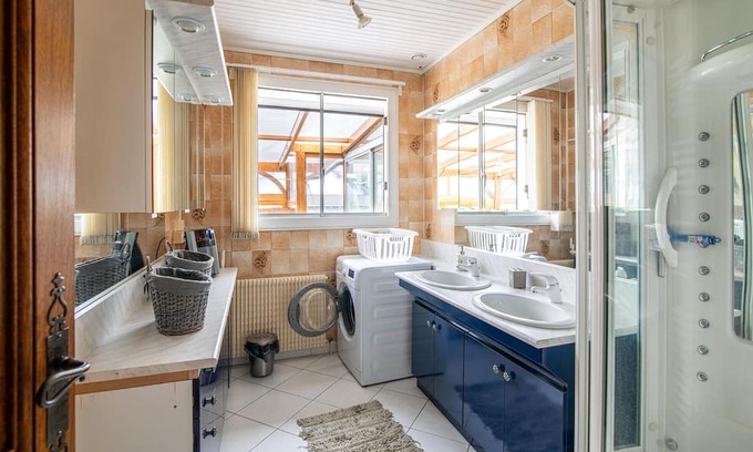 Le Val-David Casa | Cozy and familiar vacation home with two terraces and fenced garden.