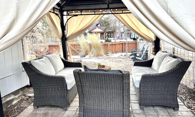 Old Bend Cabaña | Modern Downtown Cottage, 100+mbps Wifi, A/C, Walk Everywhere