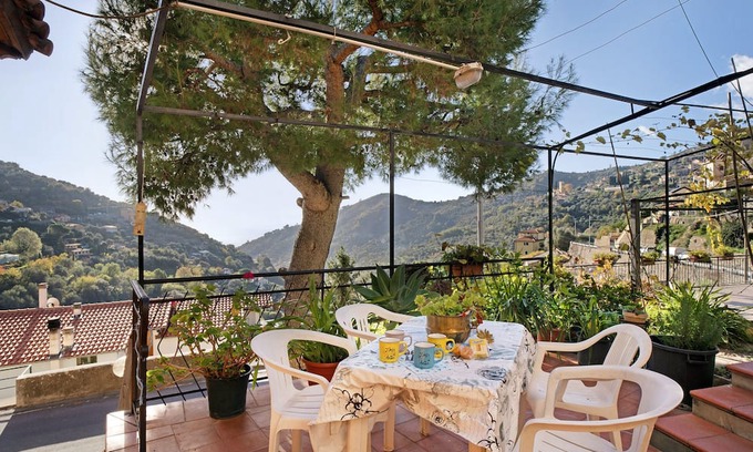 Sanremo Apartamento | Apartment "Casa Illiade" with Sea View, Private Terrace & Wi-Fi