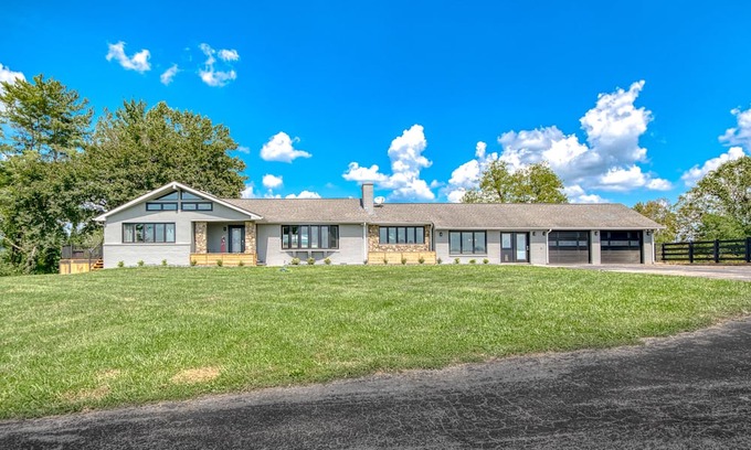 Blacksburg Casa | Less than 2miles from VT, Sleeps 16. Amazing Views!