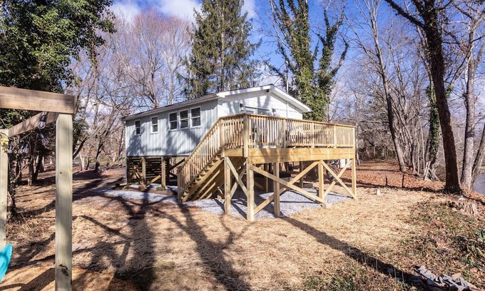 Elkton Casa | Riverfront with 2 homes featuring 7 bedrooms Outdoor Pavilion 2 Hot Tubs Fire Pit and Pool
