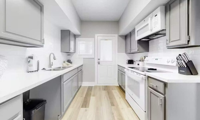 Galveston Cabina | Centrally located unit with shared courtyard, designated hot tub, & fire pit!