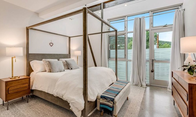 Emma Condominio | Chic Modern Living in Basalt. Artist studio optional and pet friendly!