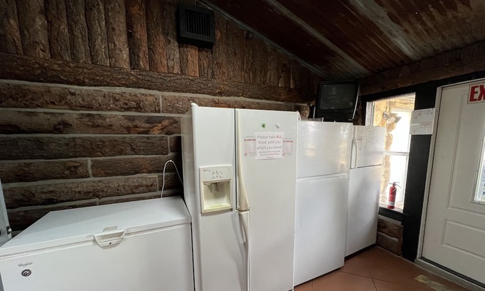 Hico Cabina | Large Rustic Lodge and Retreat Center on 35 acres!